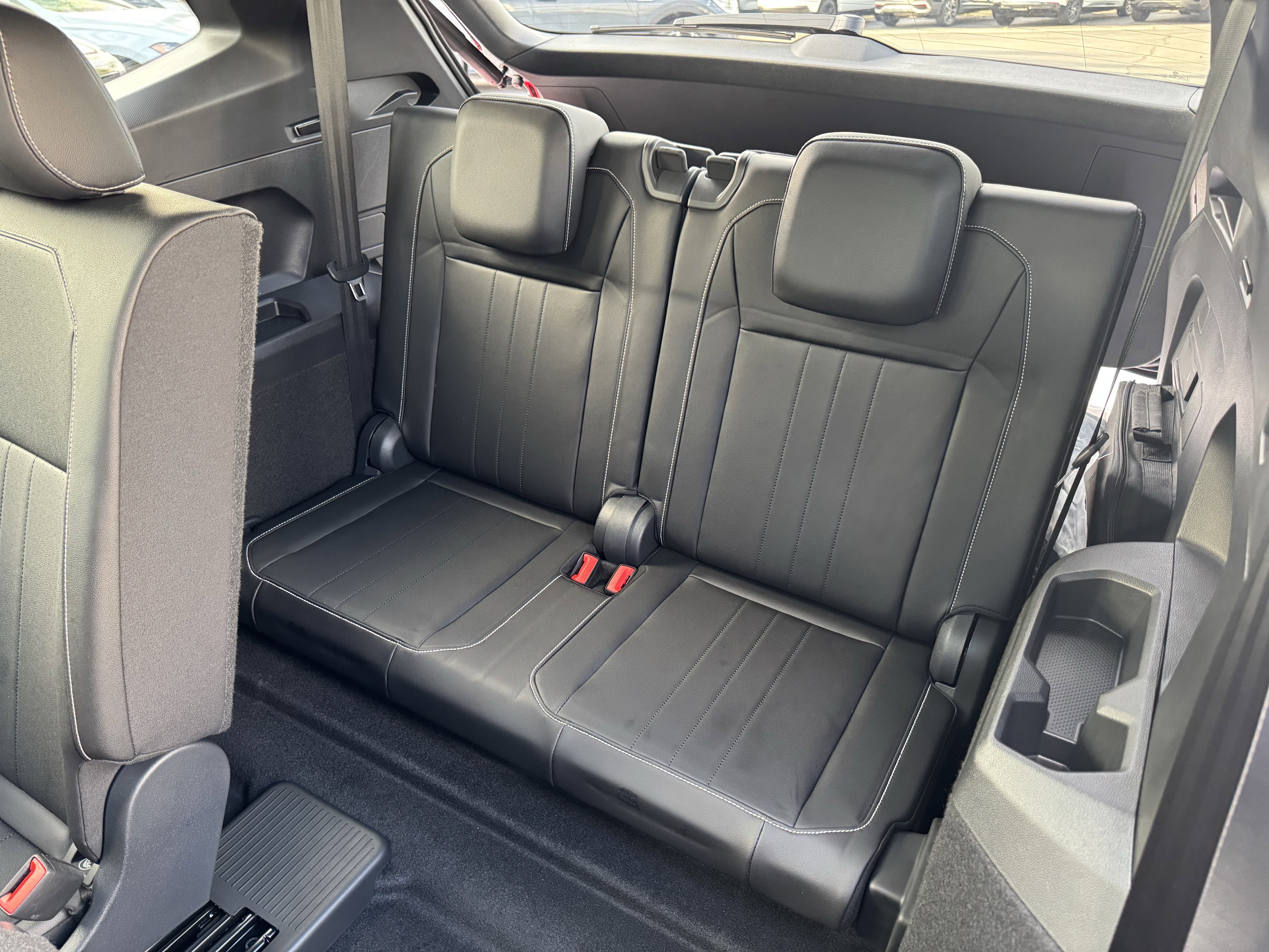 Certified 2024 Volkswagen Tiguan SE R-Line image 37