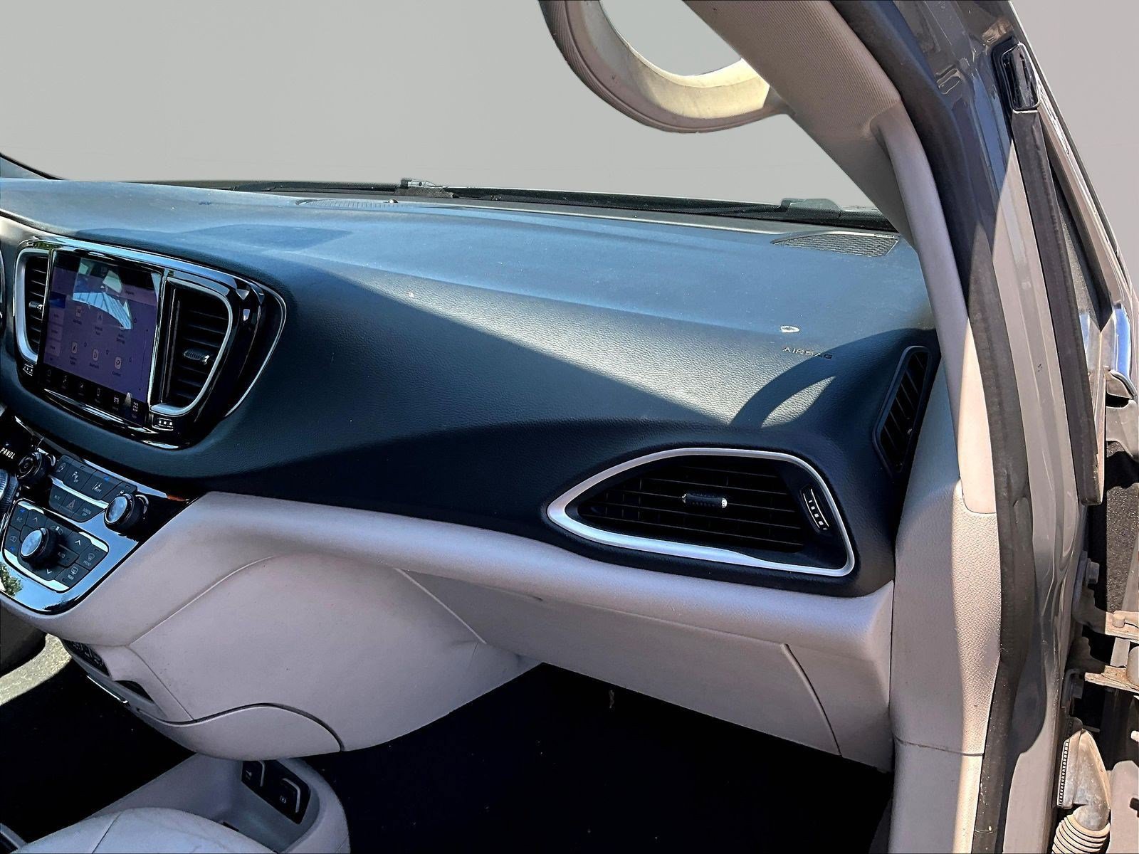 Used 2021 Chrysler Pacifica Touring-L FWD image 25