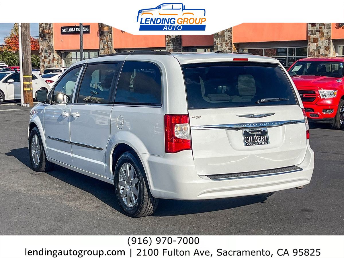 Used 2016 Chrysler Town & Country Touring image 2