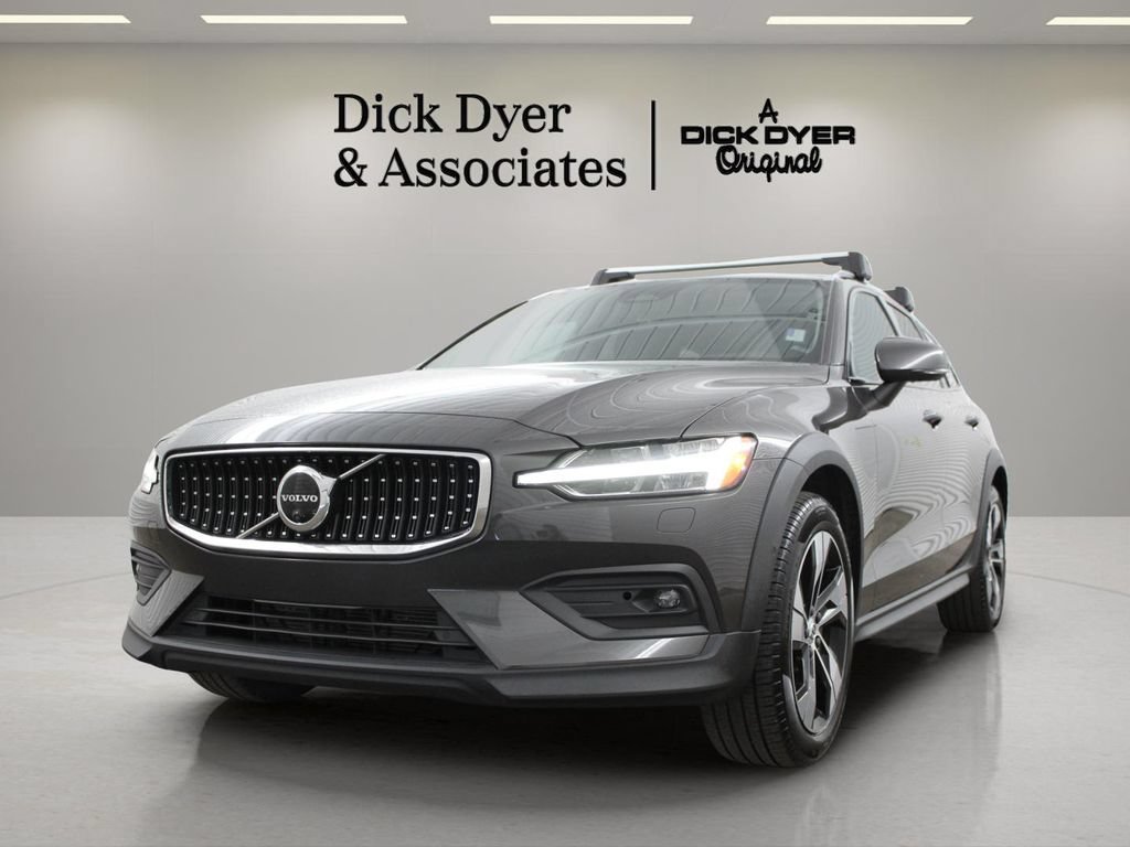 Certified 2023 Volvo V60 B5 Cross Country Plus w/ Climate Package AWD/4WD image 5
