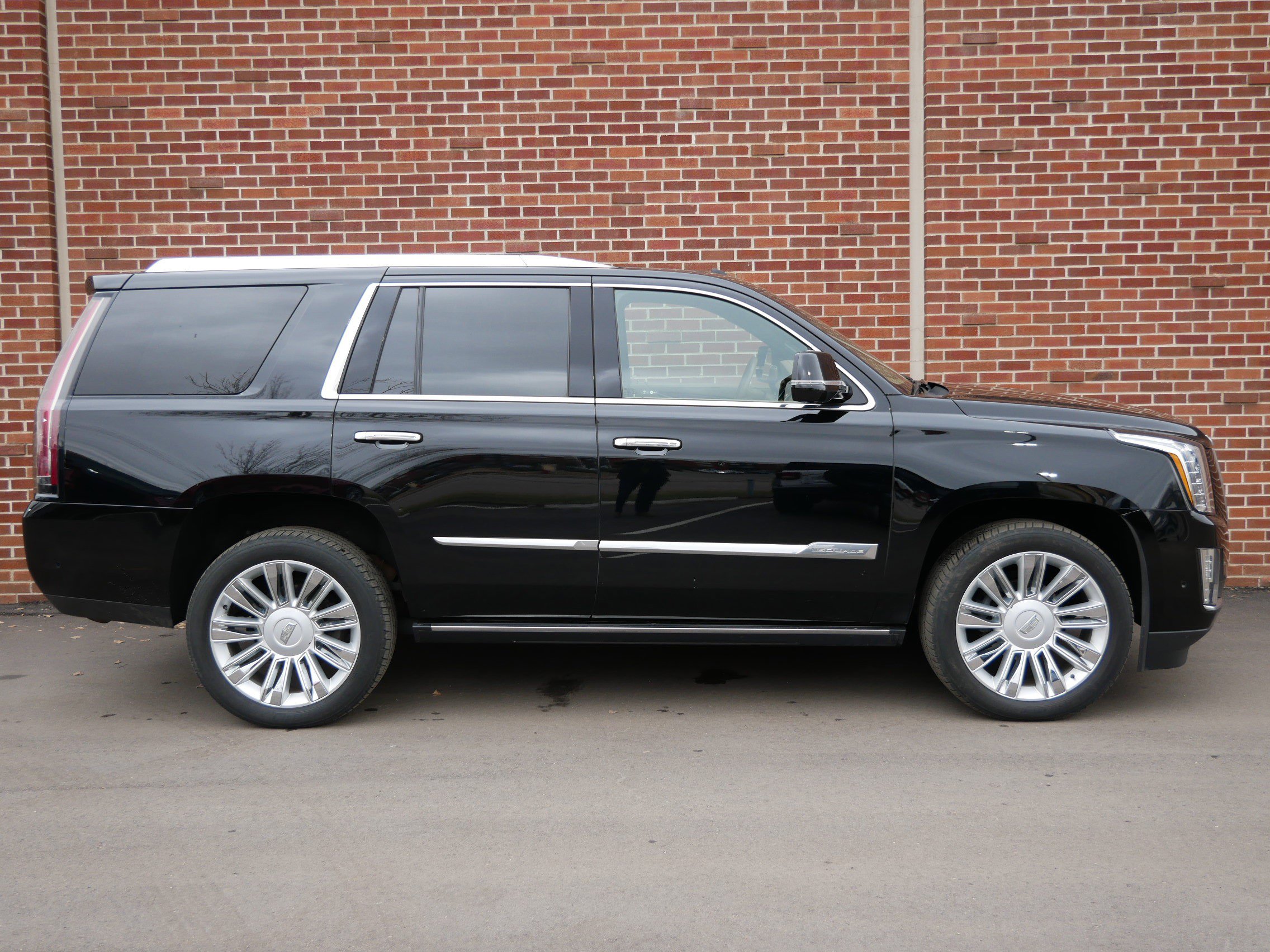 Used 2018 Cadillac Escalade Platinum AWD/4WD image 26