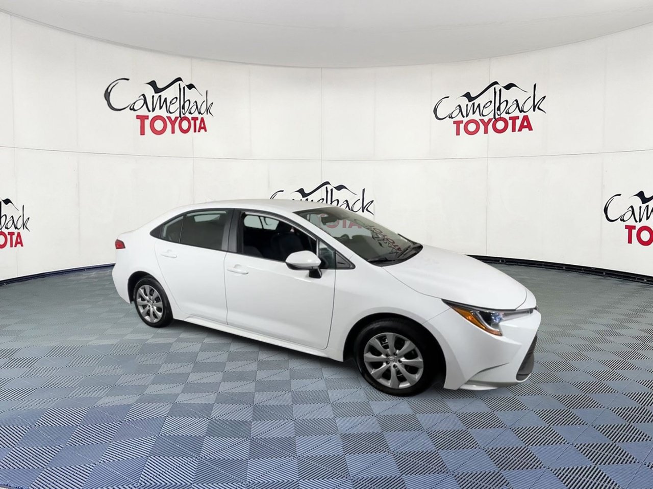 Used 2025 Toyota Corolla LE FWD image 2