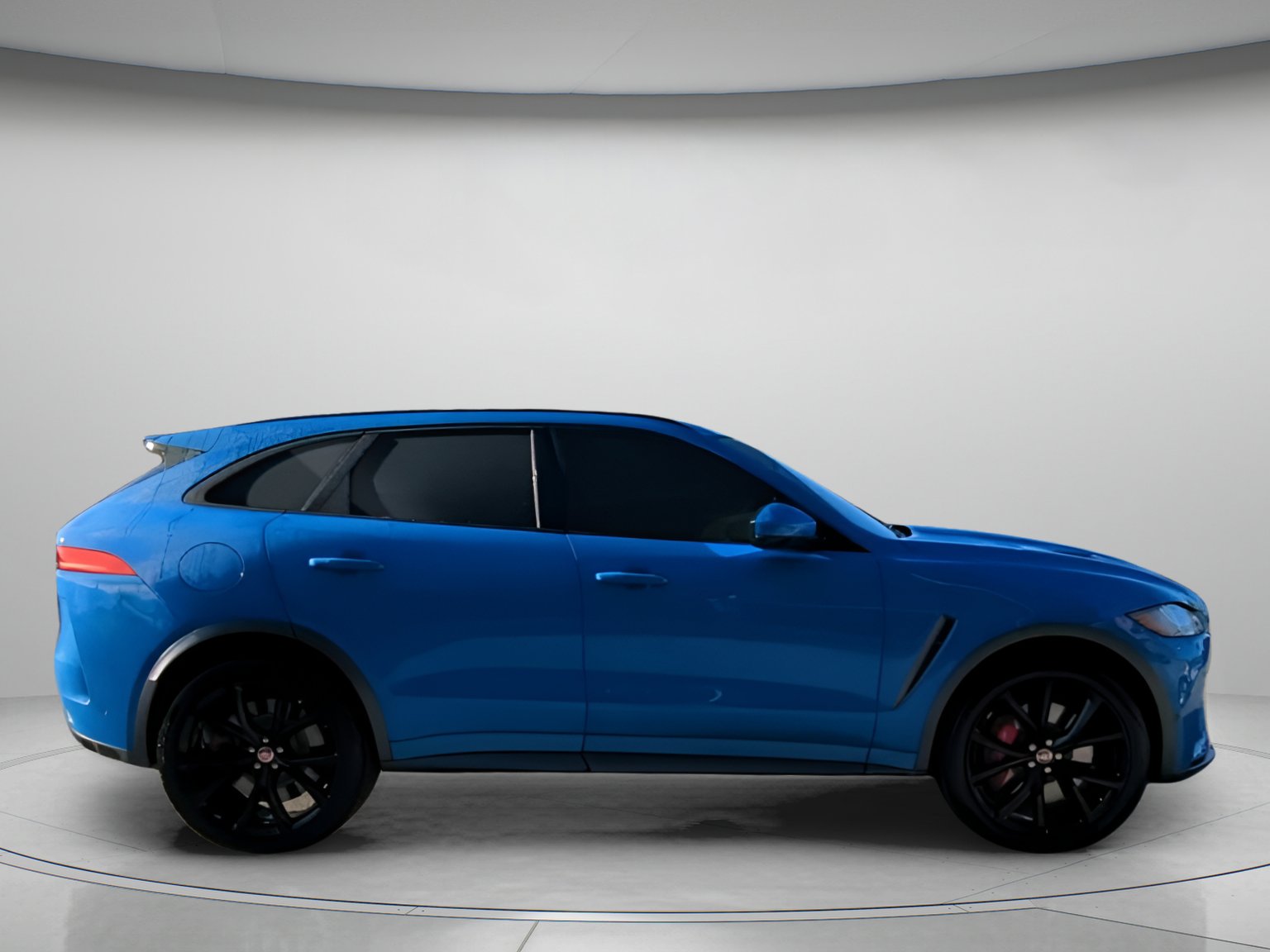 Used 2020 Jaguar F-PACE SVR image 32