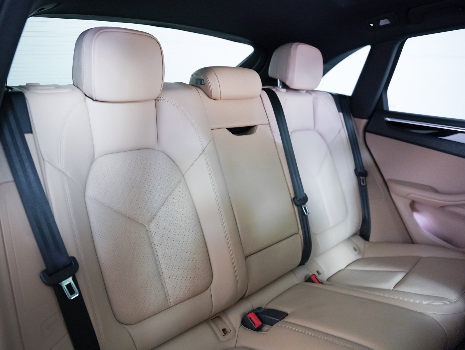 Certified 2024 Porsche Macan image 6