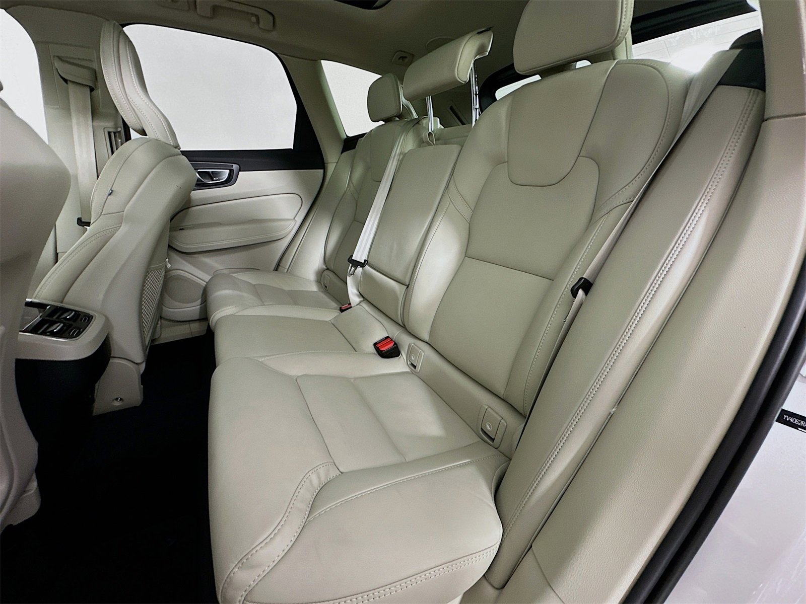 Used 2023 Volvo XC60 B6 Ultimate w/ Protection Package Premier image 25