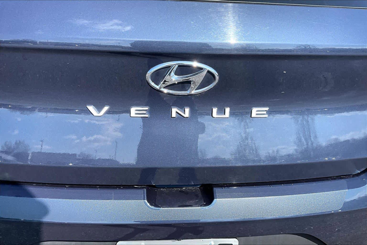 Used 2024 Hyundai Venue Limited FWD image 29