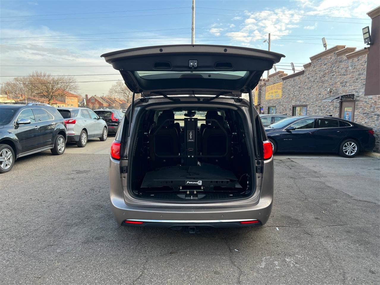Used 2018 Chrysler Pacifica Limited FWD image 12