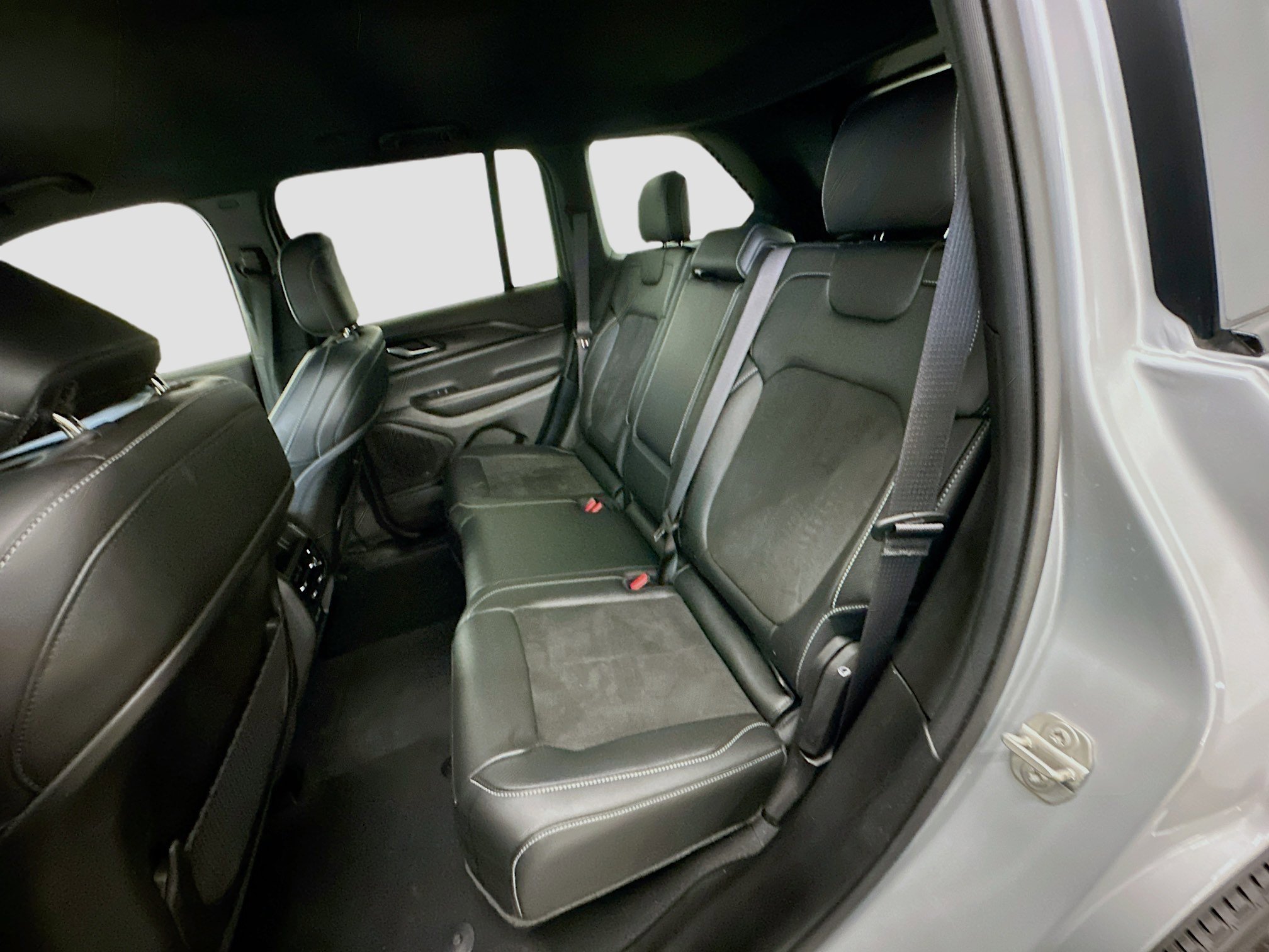 Used 2023 Jeep Grand Cherokee Altitude image 28
