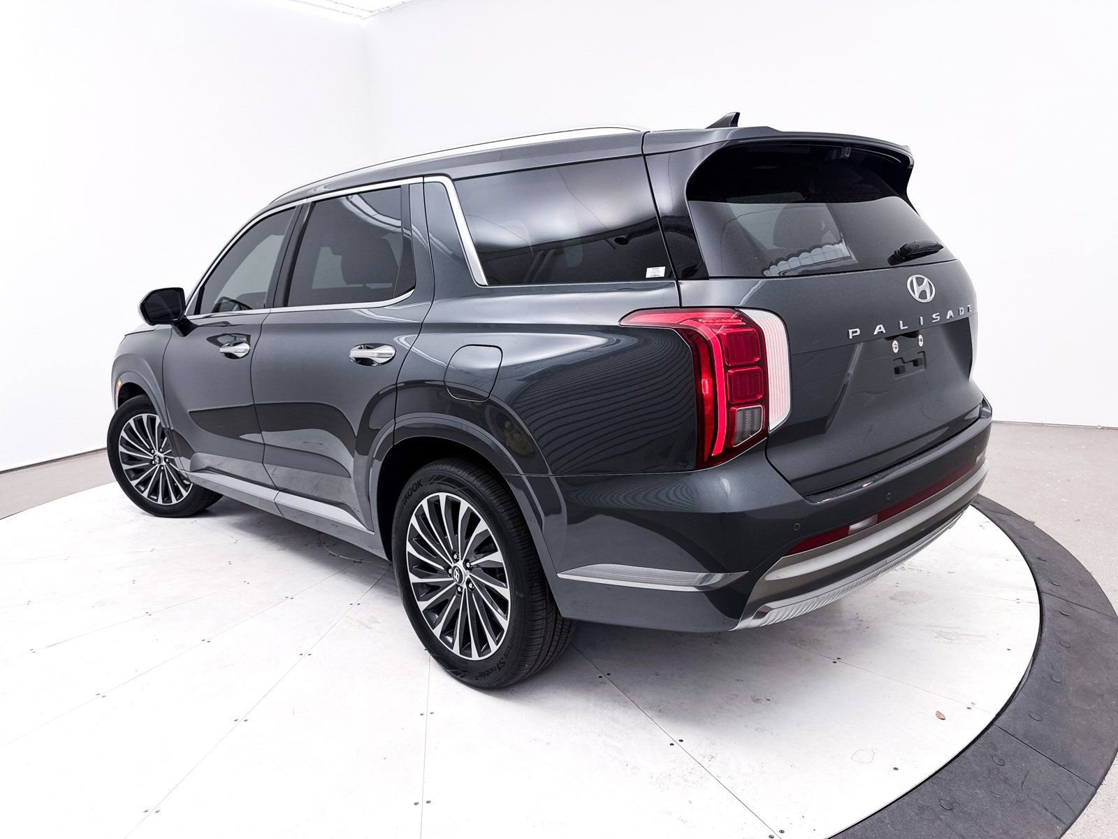 Used 2025 Hyundai Palisade Calligraphy image 2