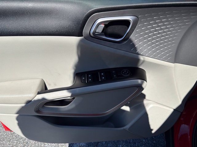 Used 2023 Kia Soul LX w/ LX Technology Package FWD image 16