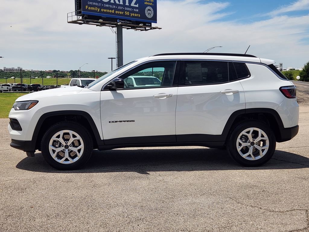 Used 2025 Jeep Compass Latitude AWD/4WD image 4