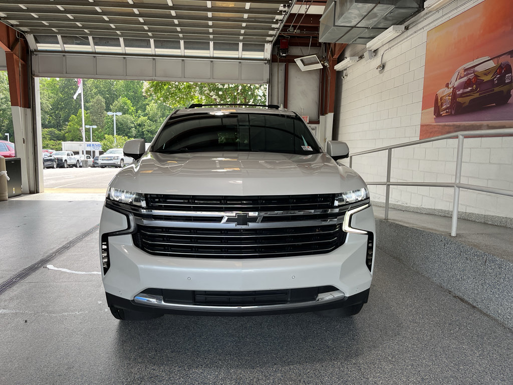 Used 2024 Chevrolet Suburban LT w/ Luxury Package RWD image 2