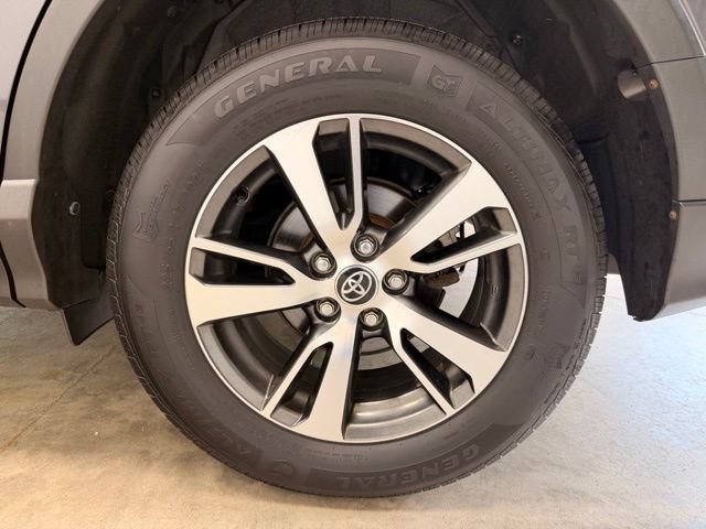 Used 2017 Toyota RAV4 XLE AWD/4WD image 14
