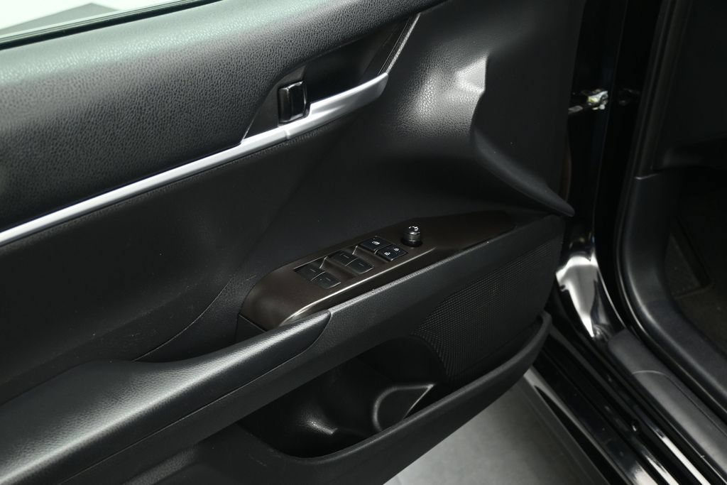 Used 2021 Toyota Camry SE w/ Convenience Package FWD image 8