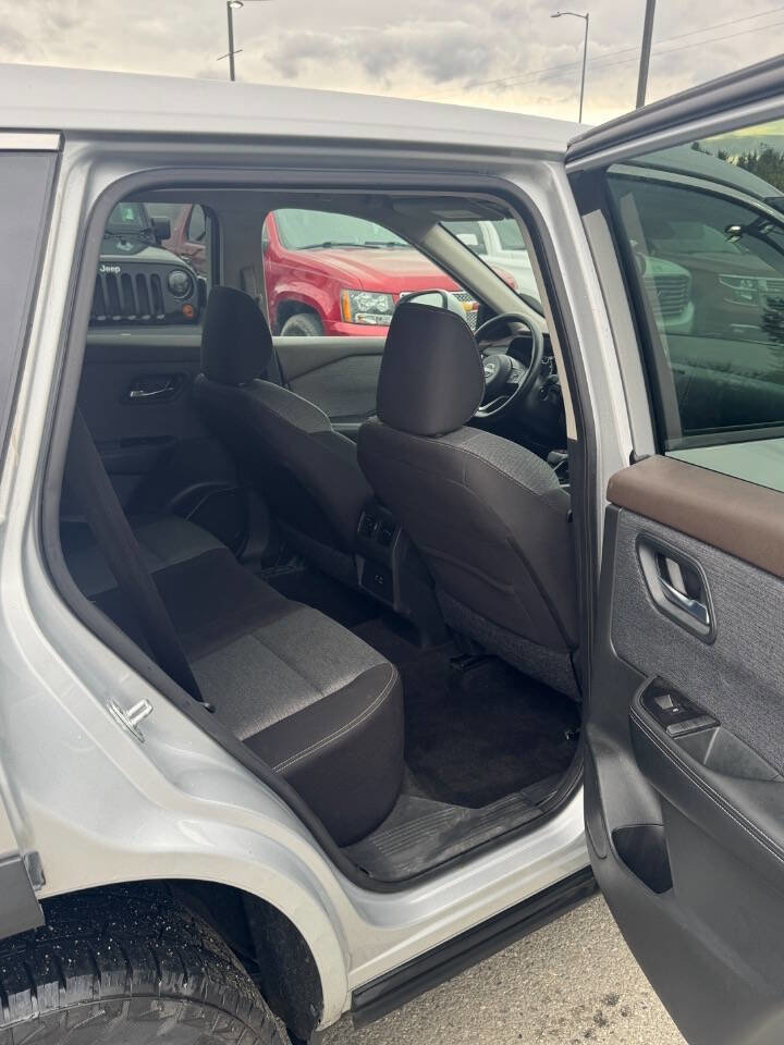 Used 2023 Nissan Rogue SV image 16