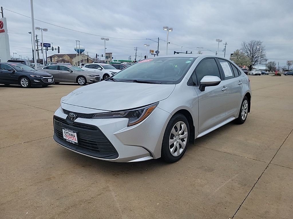 Used 2025 Toyota Corolla LE image 2