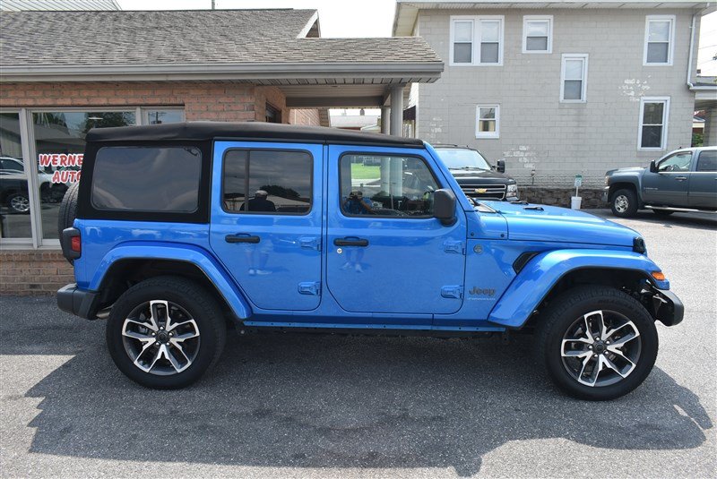 Used 2024 Jeep Wrangler Unlimited w/ Convenience Group AWD/4WD image 2