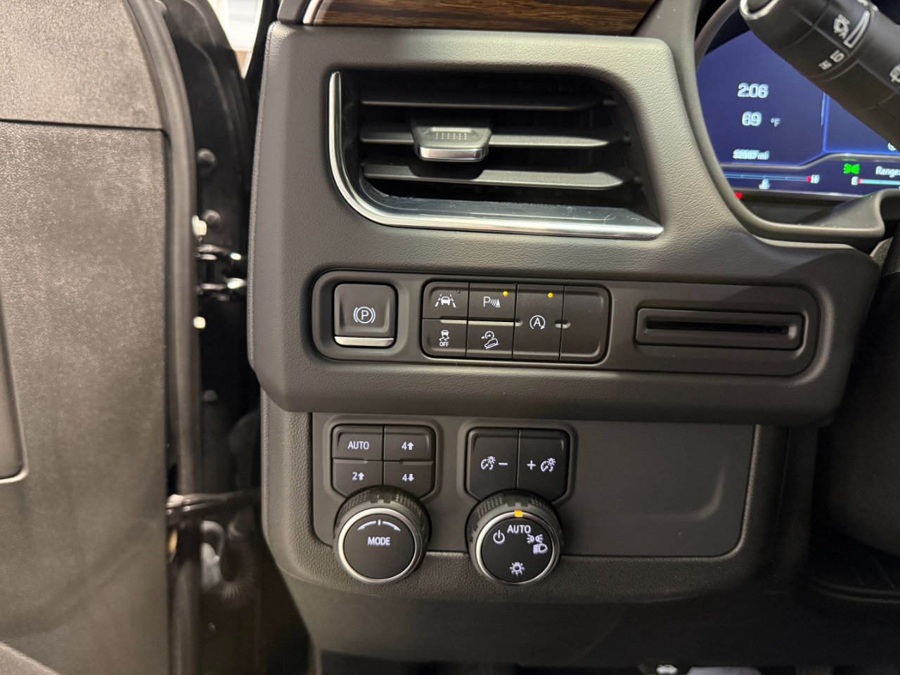 Used 2023 Chevrolet Suburban Premier image 10