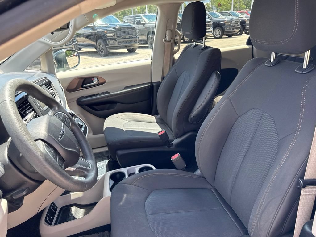 Used 2017 Chrysler Pacifica Touring FWD image 41