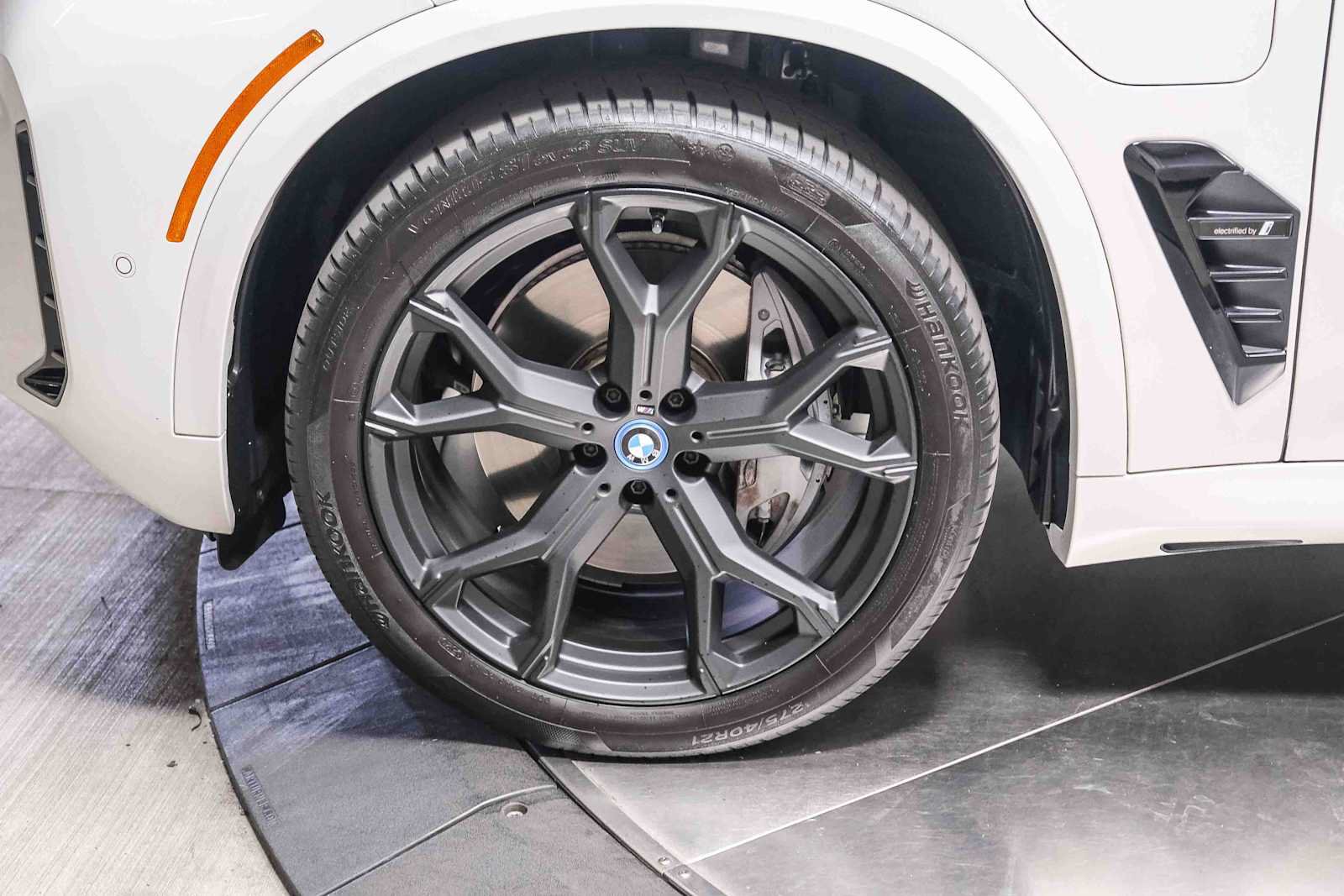 Used 2024 BMW X5 xDrive50e w/ M Sport Package AWD/4WD image 10