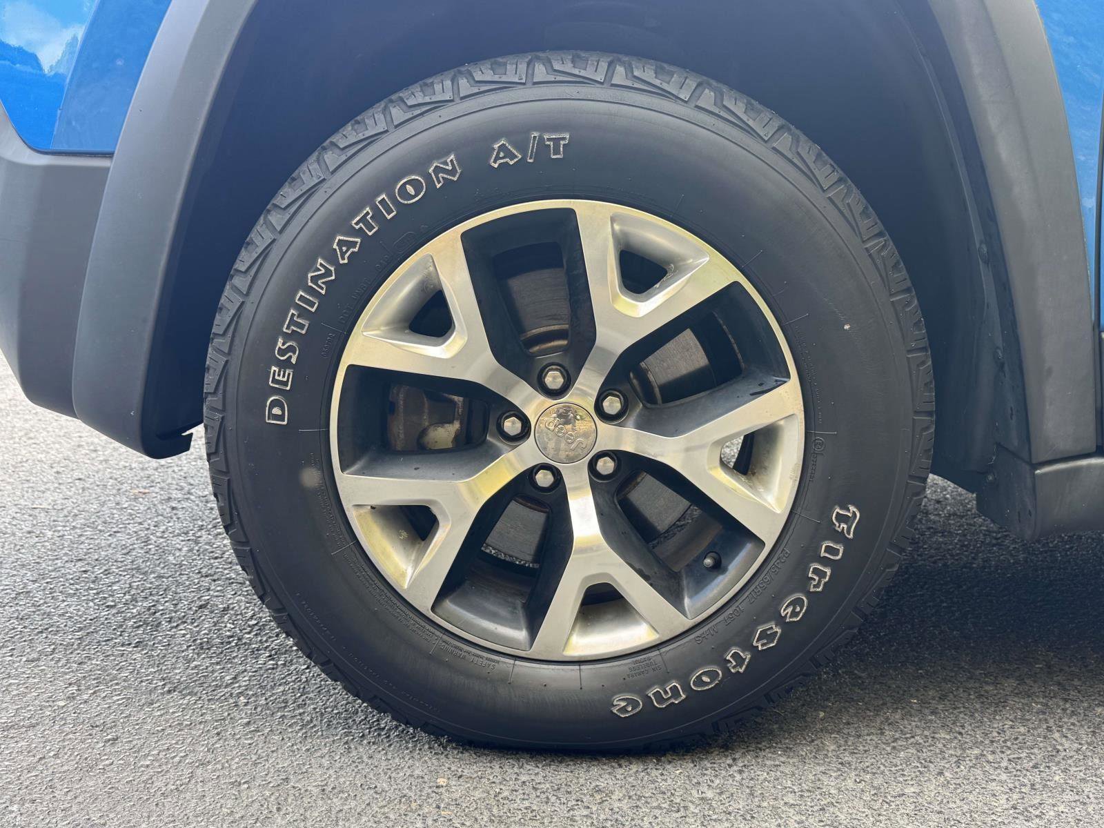 Used 2017 Jeep Cherokee Trailhawk image 9