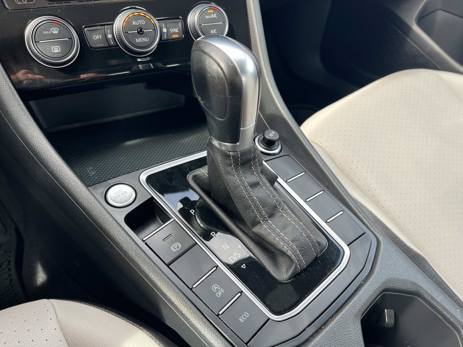 Used 2019 Volkswagen Jetta R-Line w/ R-Line Cold Weather Package FWD image 15