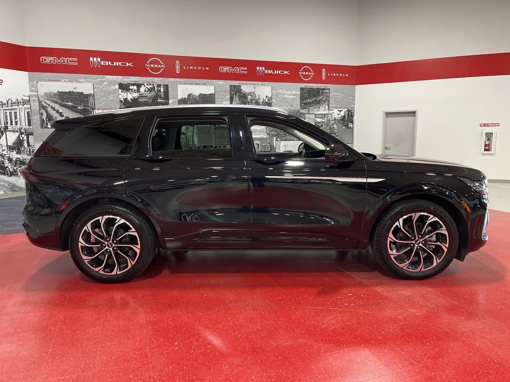 Used 2025 Lincoln Nautilus Reserve image 2