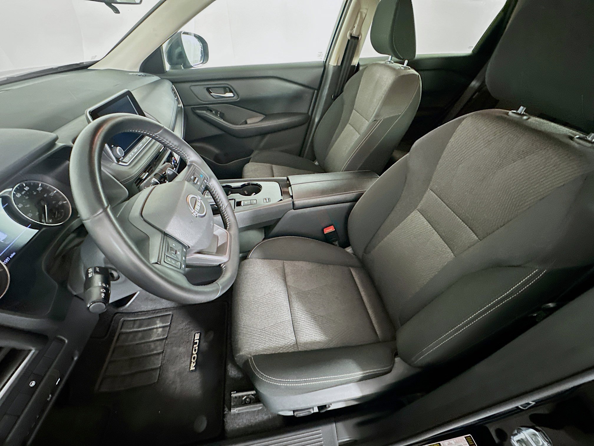Used 2025 Nissan Rogue SV FWD image 13