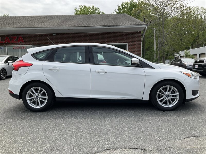 Used 2017 Ford Focus SE w/ Cold Weather Package FWD image 4