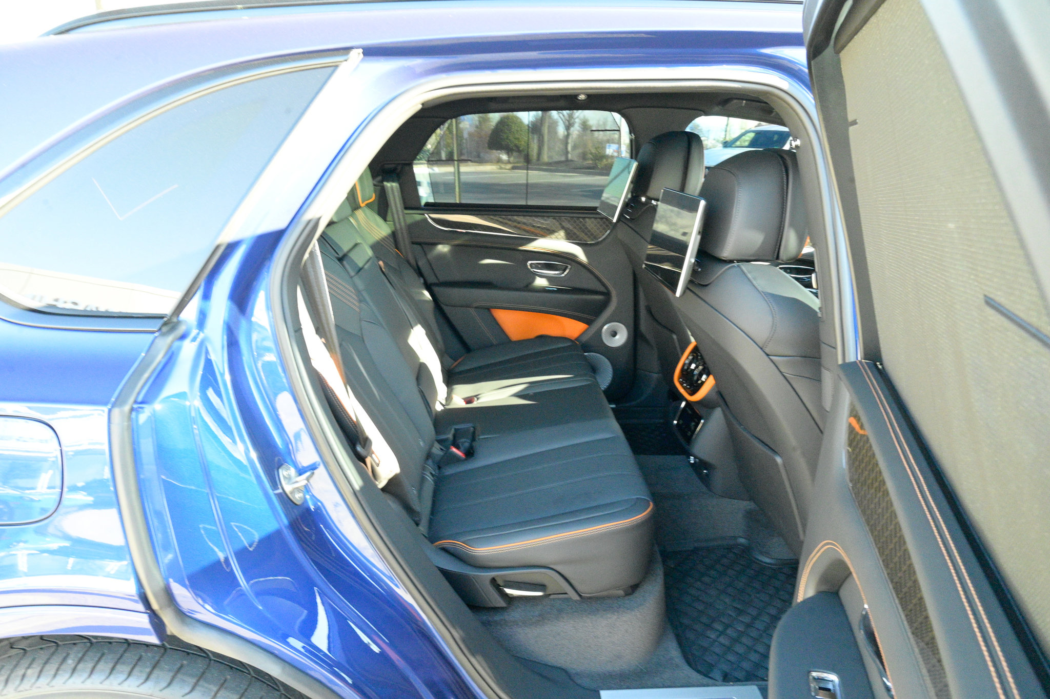 Used 2025 Bentley Bentayga image 48