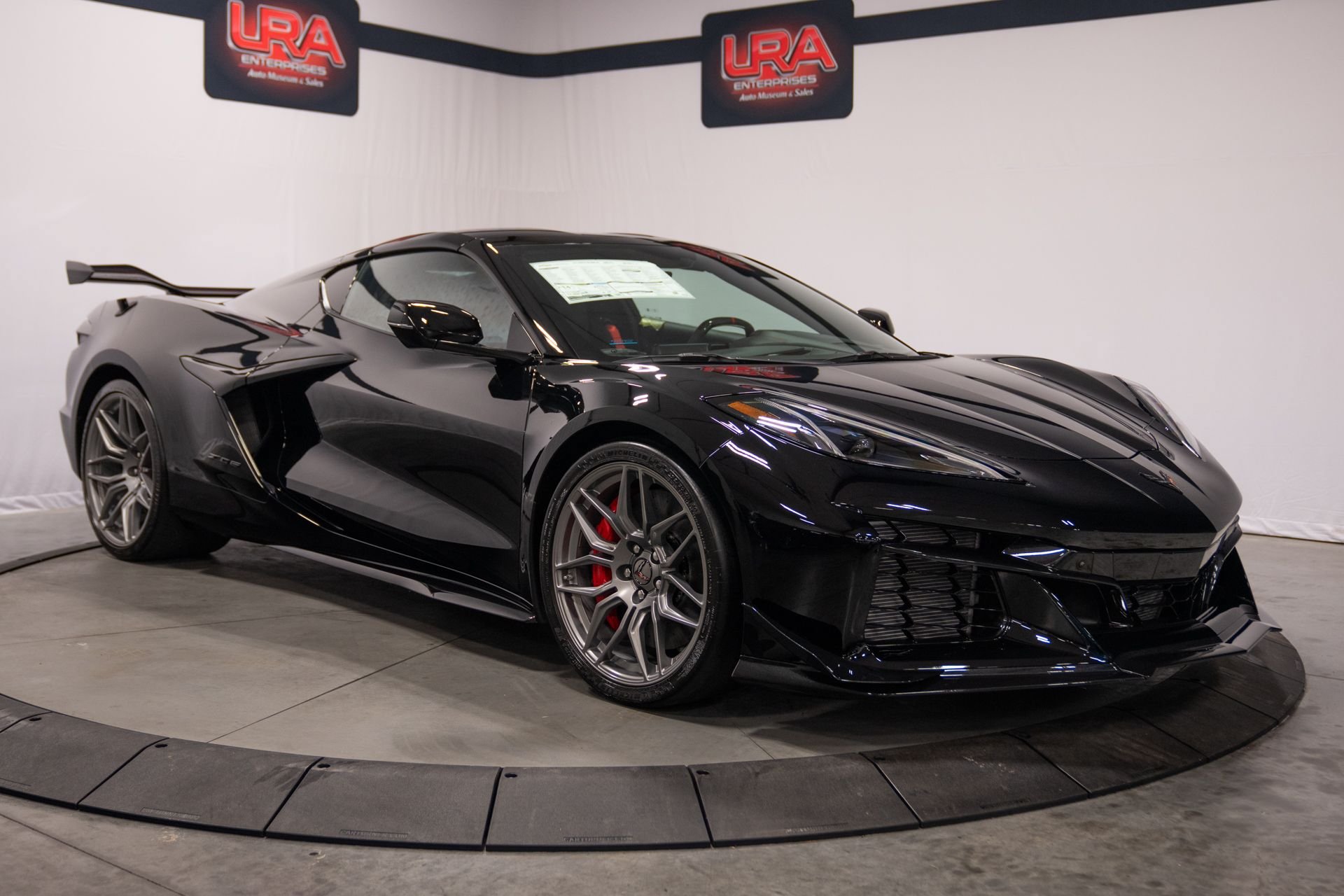 Used 2023 Chevrolet Corvette Z06 w/ Z07 Performance Package RWD image 3