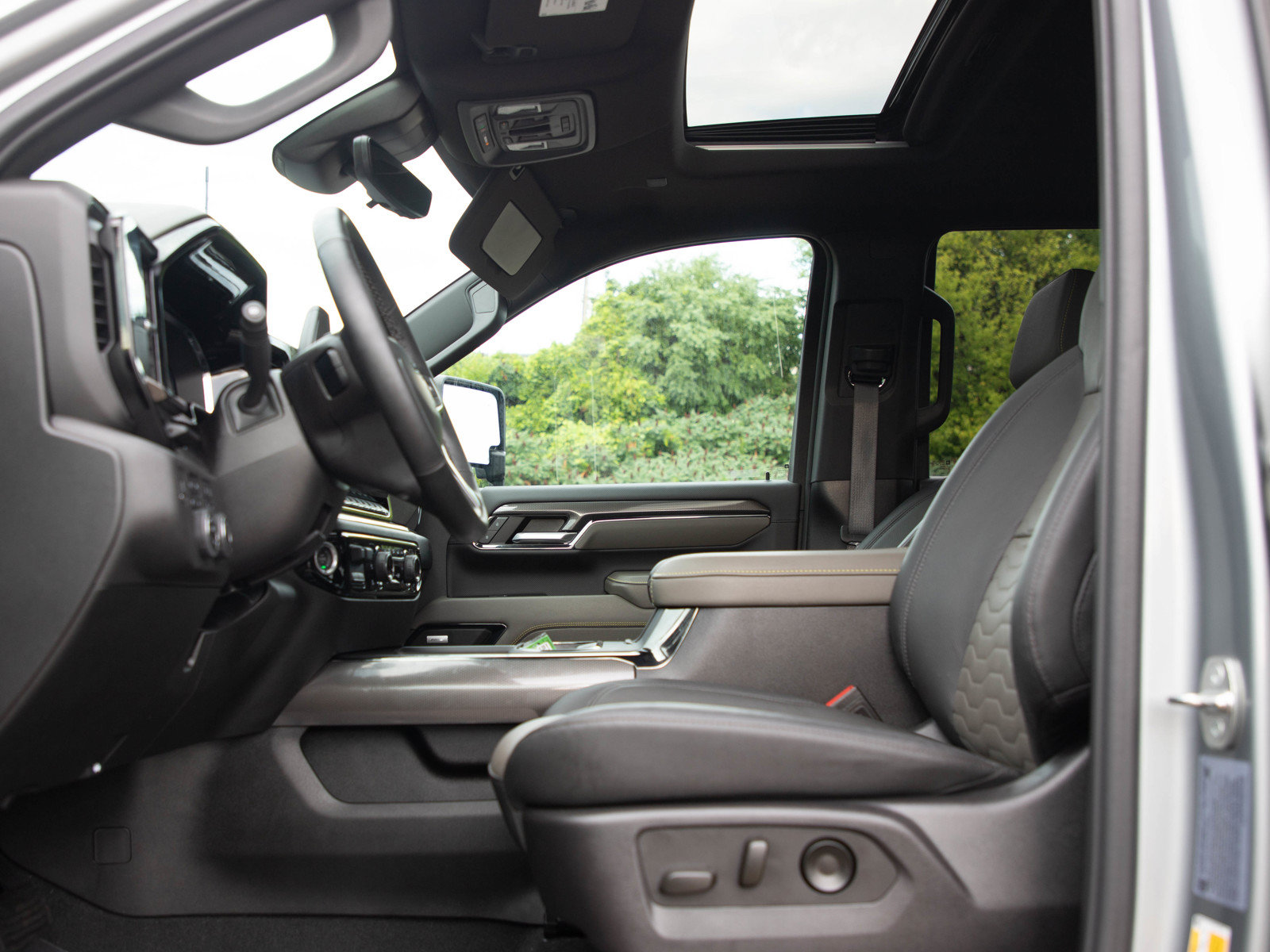 Used 2024 Chevrolet Silverado 2500 ZR2 w/ Technology Package AWD/4WD image 18