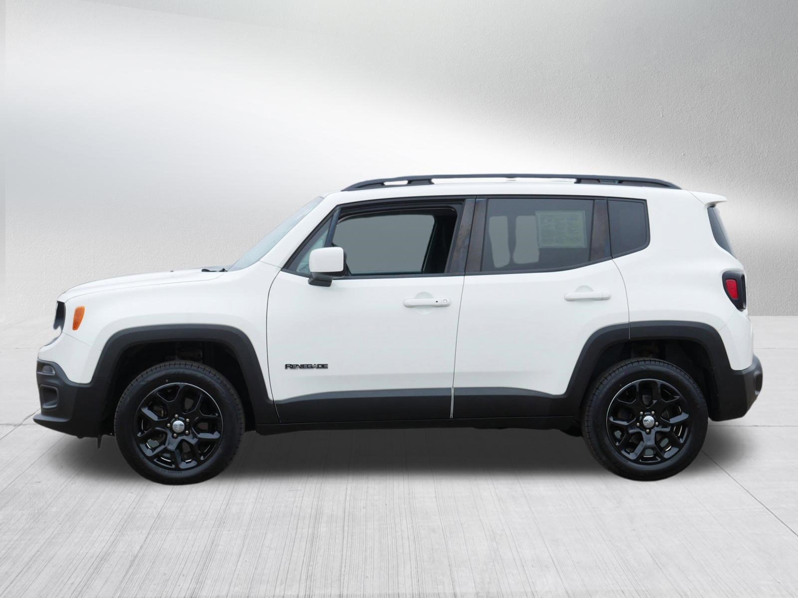 Used 2017 Jeep Renegade Latitude w/ Cold Weather Group image 4