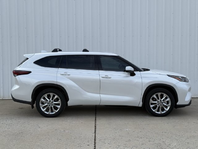 Used 2026 Toyota Highlander Limited AWD/4WD image 3
