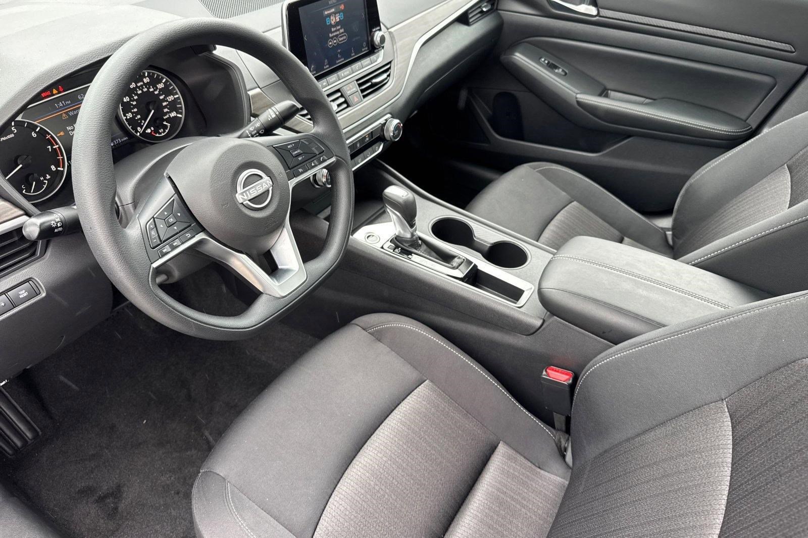 Used 2025 Nissan Altima 2.5 SV image 4