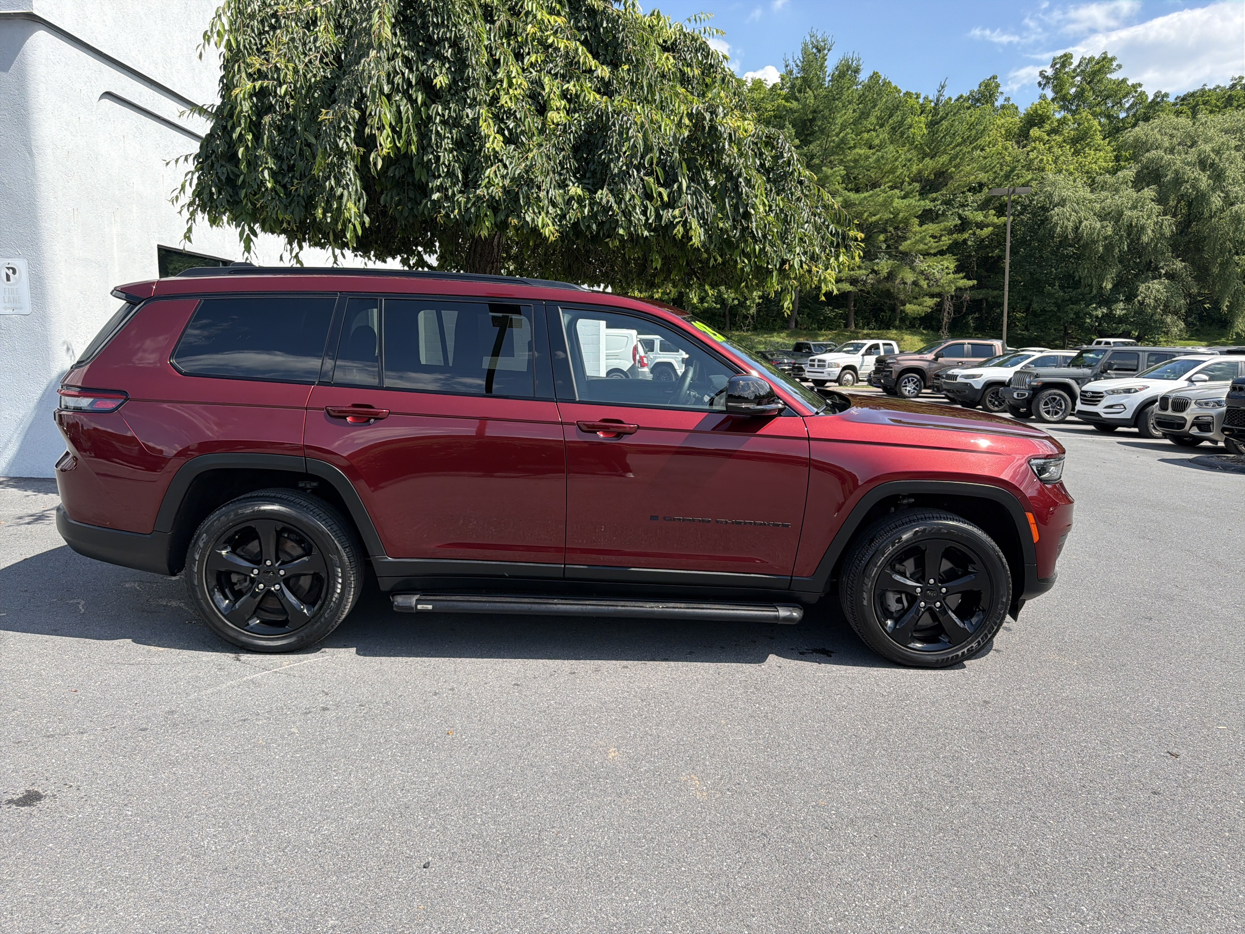 Used 2023 Jeep Grand Cherokee L Laredo AWD/4WD image 2