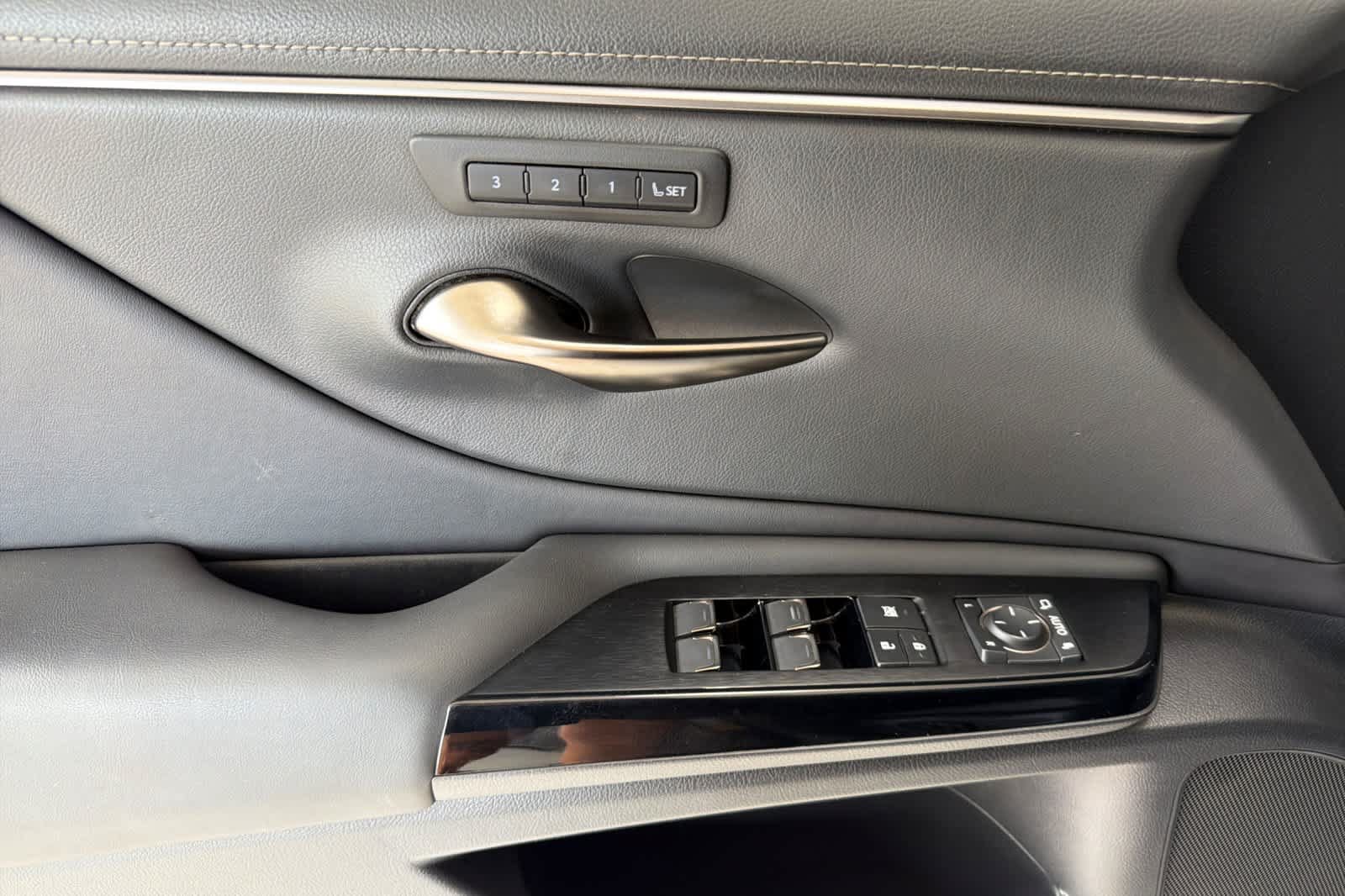 Certified 2025 Lexus ES 300h w/ Premium Package FWD image 12