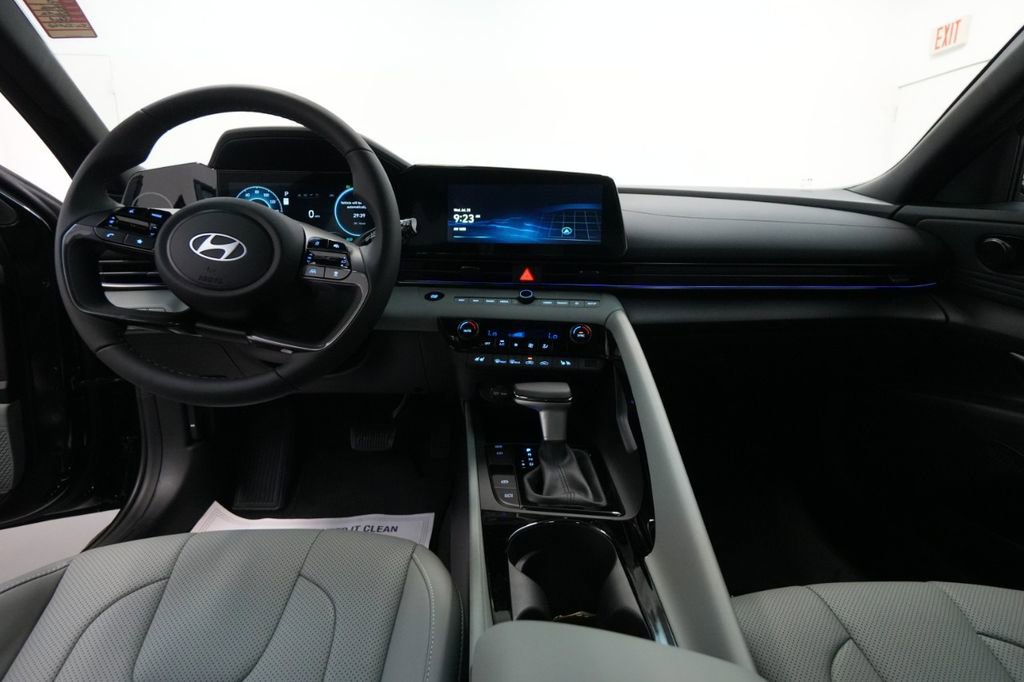 New 2025 Hyundai Elantra Limited image 41