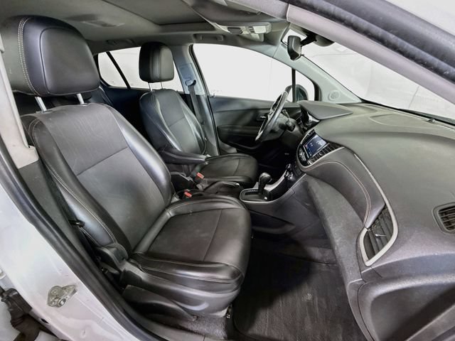 Used 2020 Chevrolet Trax LT w/ Sun & Sound Package FWD image 28