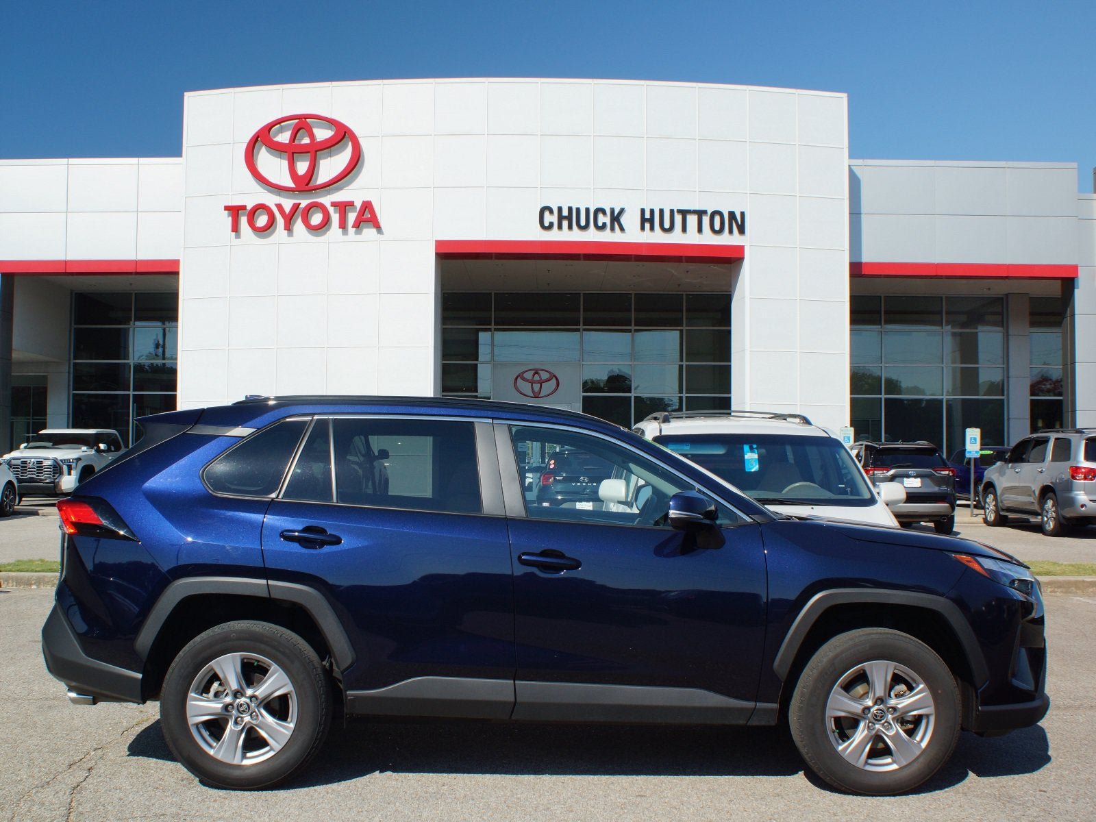 Used 2025 Toyota RAV4 XLE AWD/4WD image 1