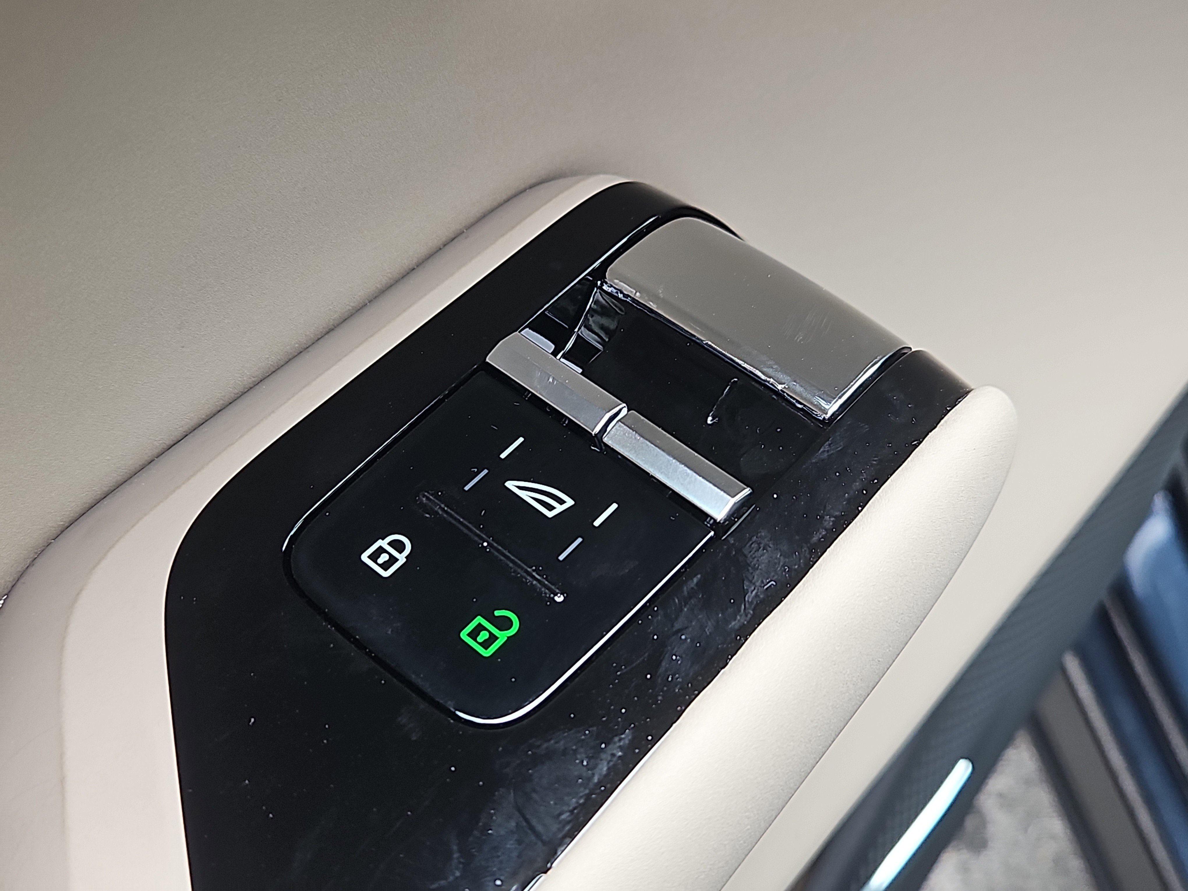 New 2025 Volvo EX90 Plus w/ Protection Package Premier image 17