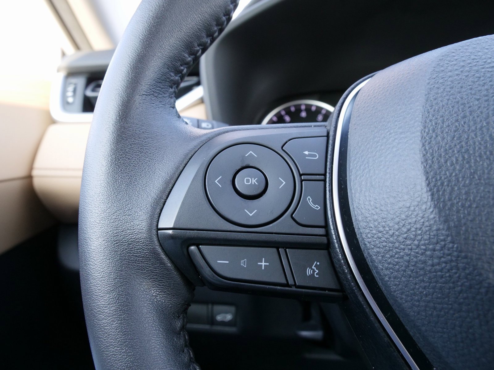 Used 2022 Toyota RAV4 XLE Premium image 23