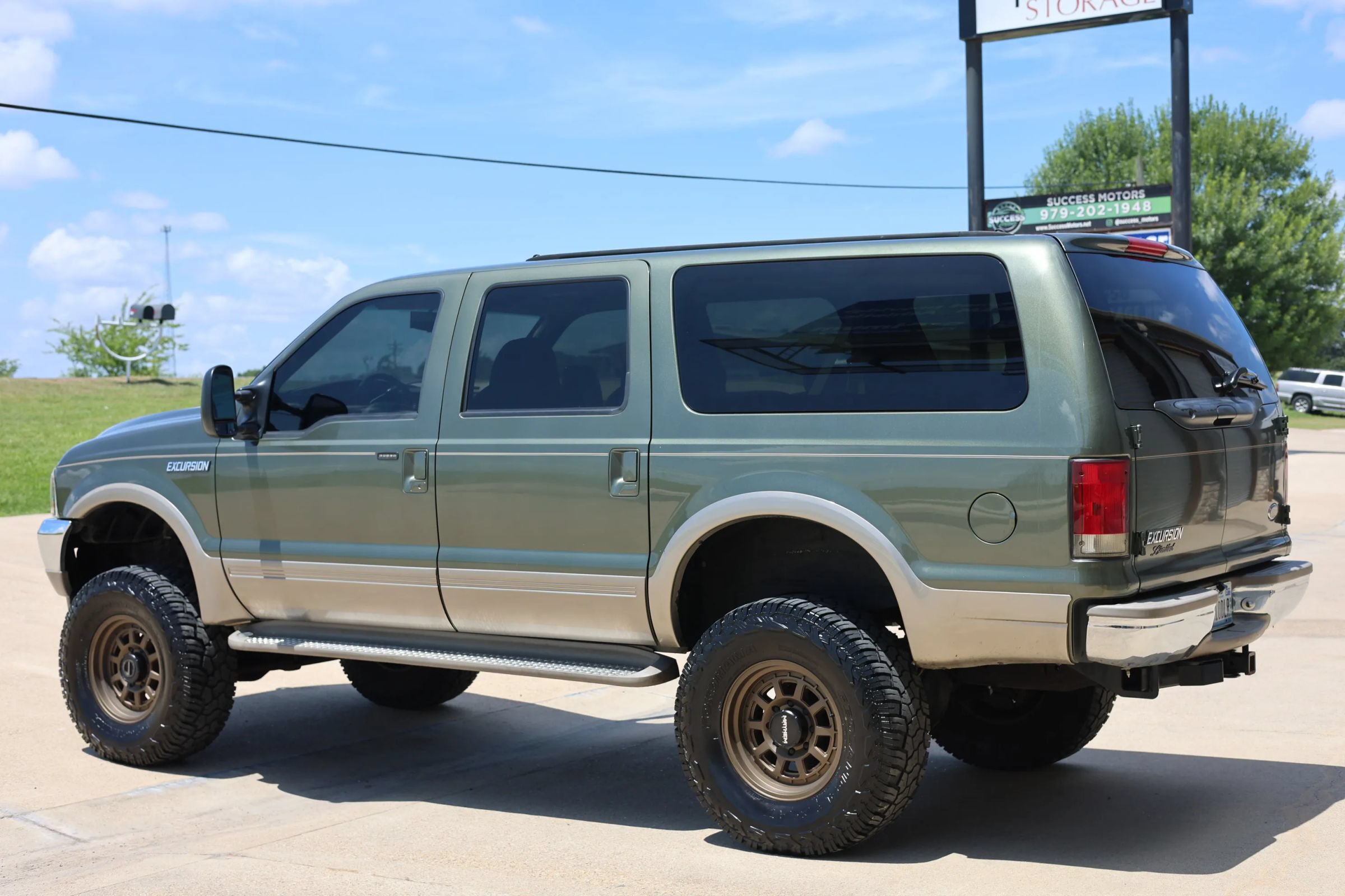 Used 2000 Ford Excursion Limited AWD/4WD image 6