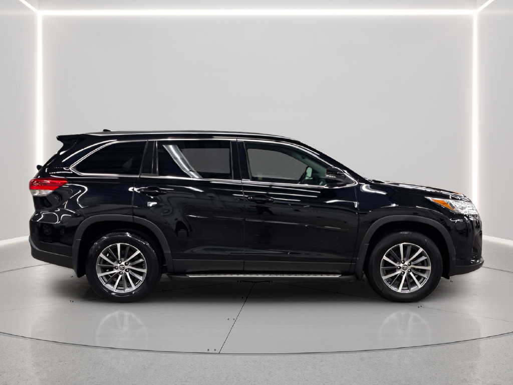 Used 2019 Toyota Highlander XLE AWD/4WD image 29