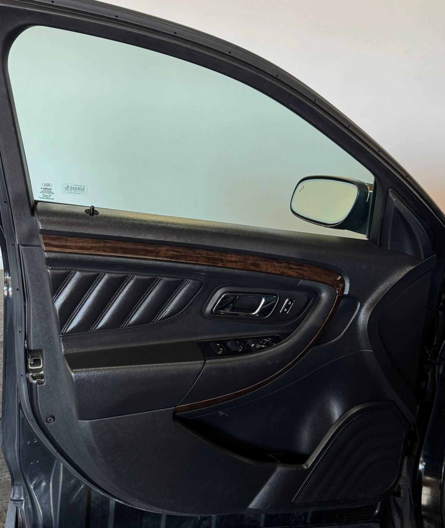 Used 2013 Ford Taurus Limited FWD image 11