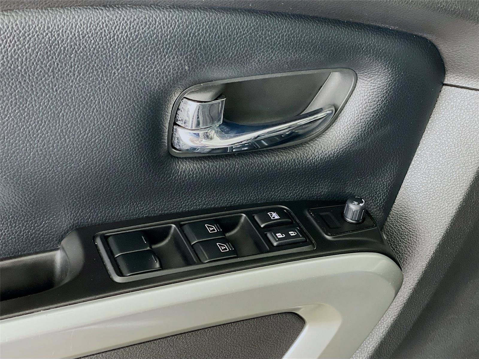 Used 2018 Nissan Titan SV w/ SV Convenience Package image 21