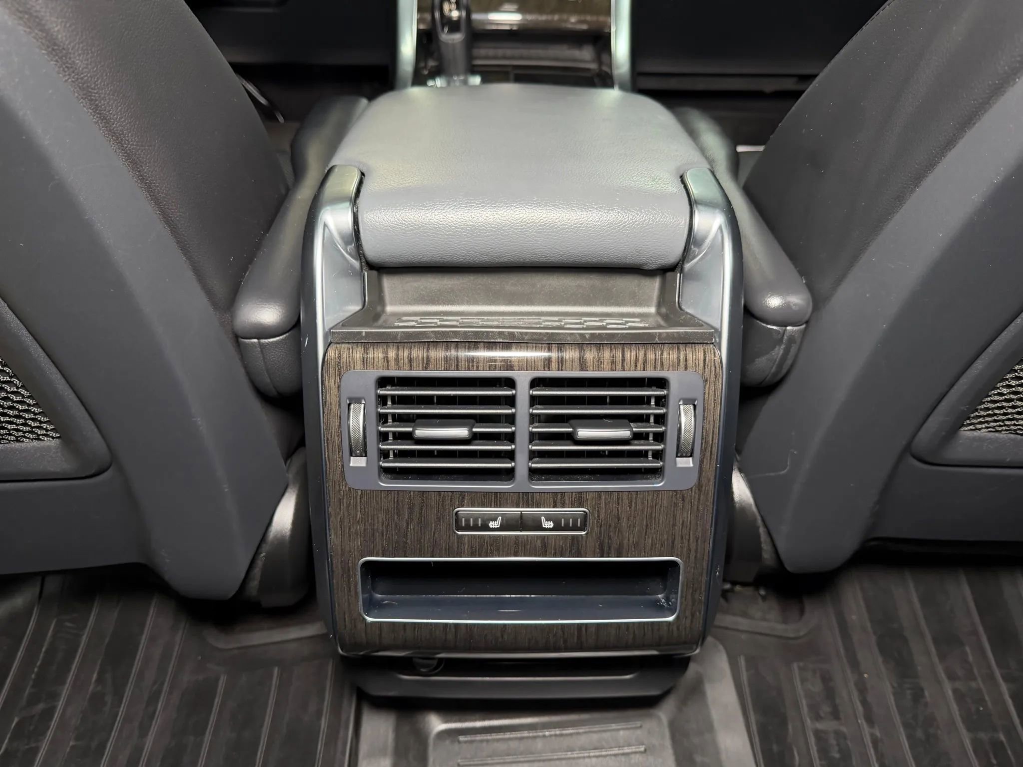 Used 2014 Land Rover Range Rover Sport SE image 32