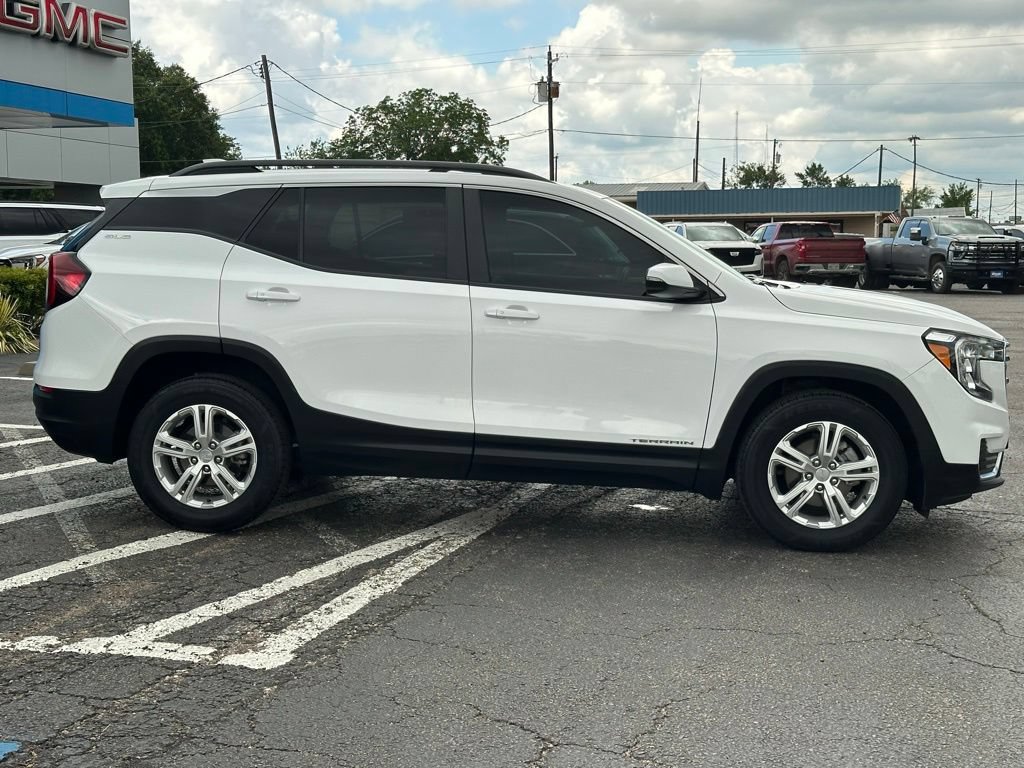 Used 2024 GMC Terrain SLE w/ Driver Convenience Package FWD image 4