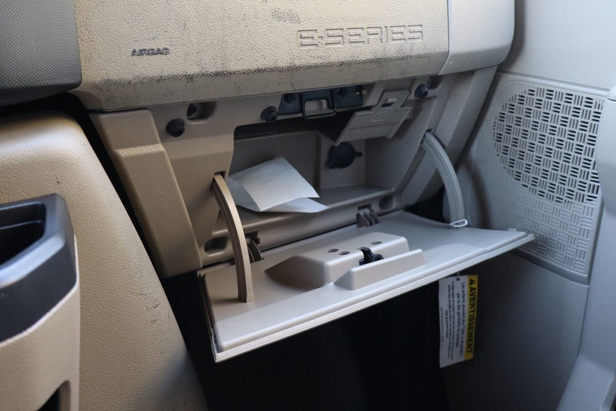 Used 2009 Ford E-350 and Econoline 350 Super Duty Wagon image 37