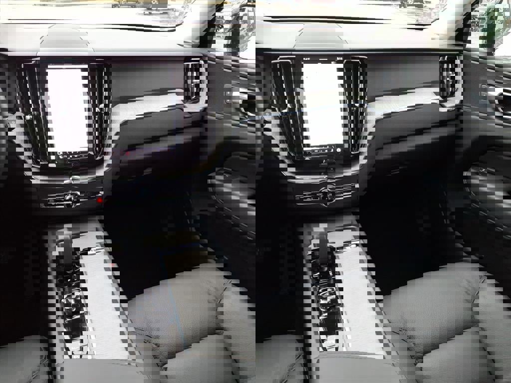 Certified 2025 Volvo XC60 B5 Plus image 14